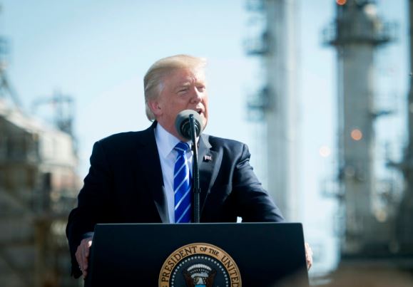 بلومبيرغ تخالف ترامب والولايات المتحدة بحاجة لنفط الشرق الأوسط بالفعل