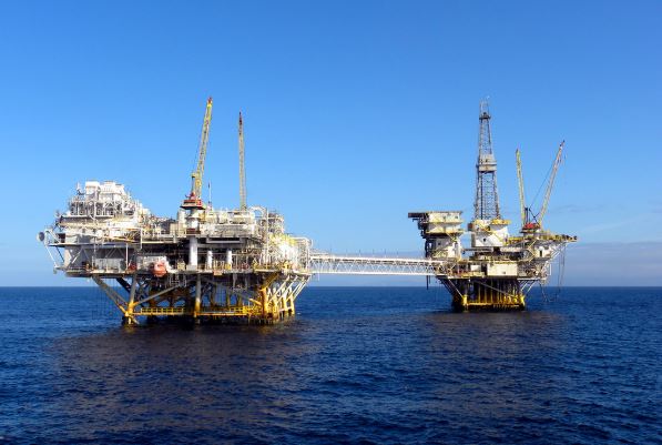 استخراج النفط من البحار