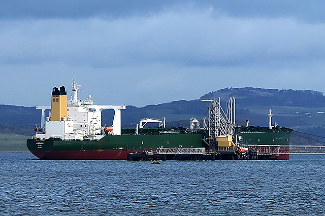 السعودية تحدد سعر البيع الرسمي لشحناتها من الخام في شهر يناير