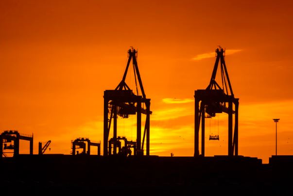 توقعات بهبوط سعر النفط ليصل الى 50 دولارا للبرميل عند حلول عام 2020