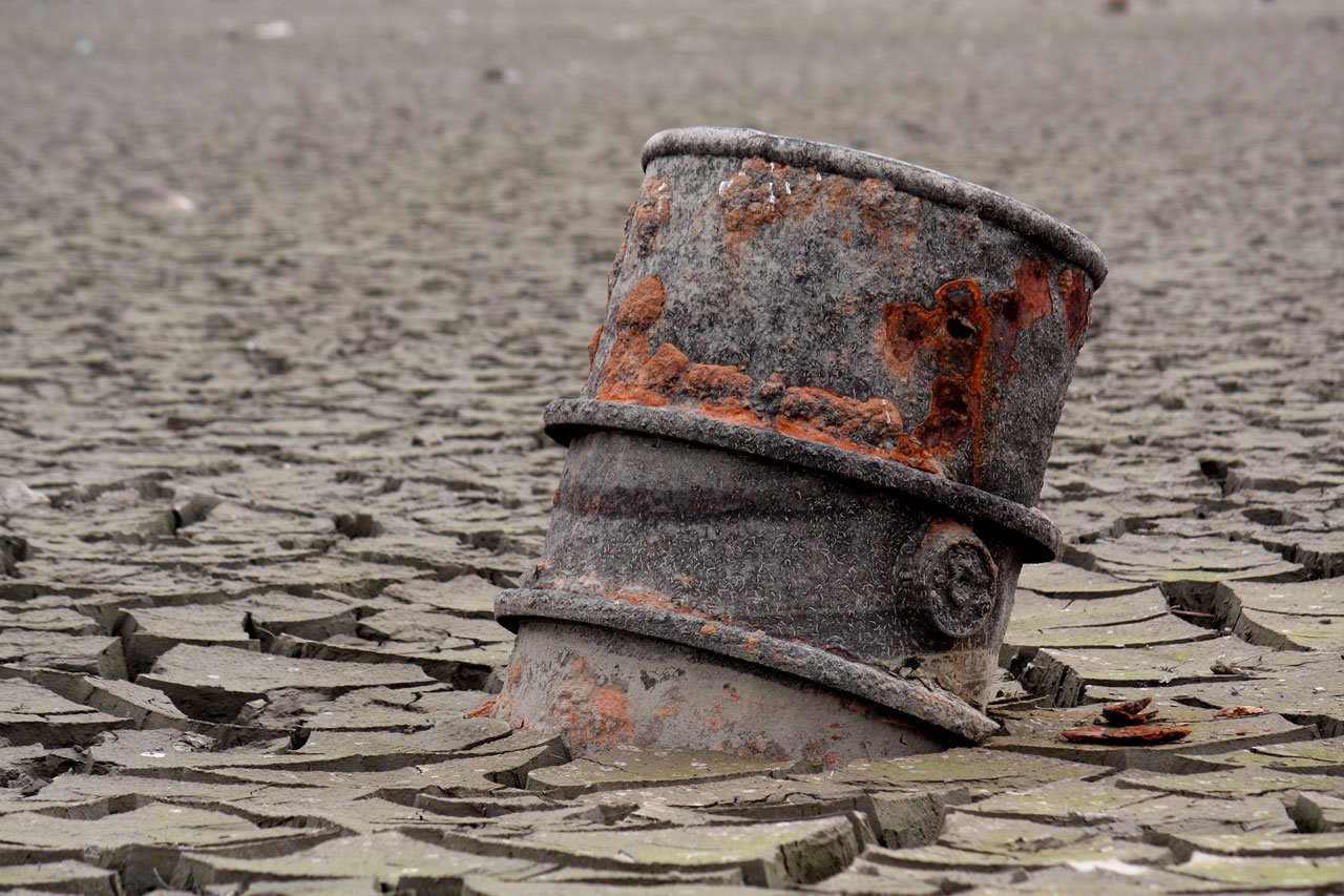 بلومبيرغ تتوقع فيضان نفطي كبير يصل إلى مليار برميل بسبب حرب أسعار النفط