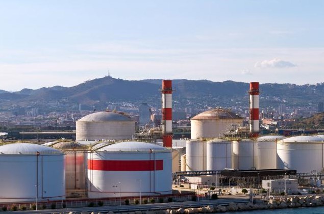 النفط يتراجع بنسبة أكبر من 1% نتيجة الحرب التجارية بين الصين والولايات المتحدة