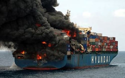 إحتراق ناقلة نفط في مياه الخليج العربي