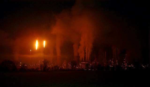 شاهد الحريق الضخم في مصفاة نفط تابعة لشركة "إكسون موبيل"