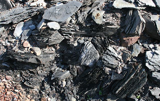 لماذا أوقفت بريطانيا أعمال التنقيب عن النفط الصخري؟