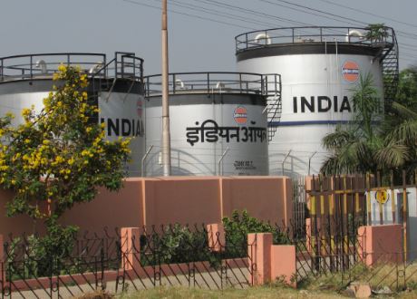 لِمَ تخزن أرامكو ملايين الأطنان من النفط في الهند؟