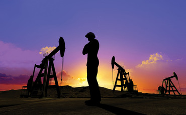 التحولات في أسواق الطاقة قد تدفع شركات النفط الكبرى إلى بيع أصول قد تصل إلى 100 مليار دولار