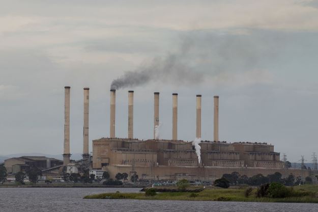 نشطاء بيئيون يقتحمون منشأة للفحم الحجري فى ألمانيا .. فيديو