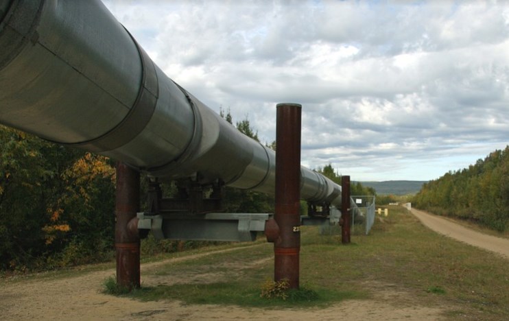 إيران تعتزم بناء خط أنابيب لنقل النفط إلى مرفأ خارج الخليج