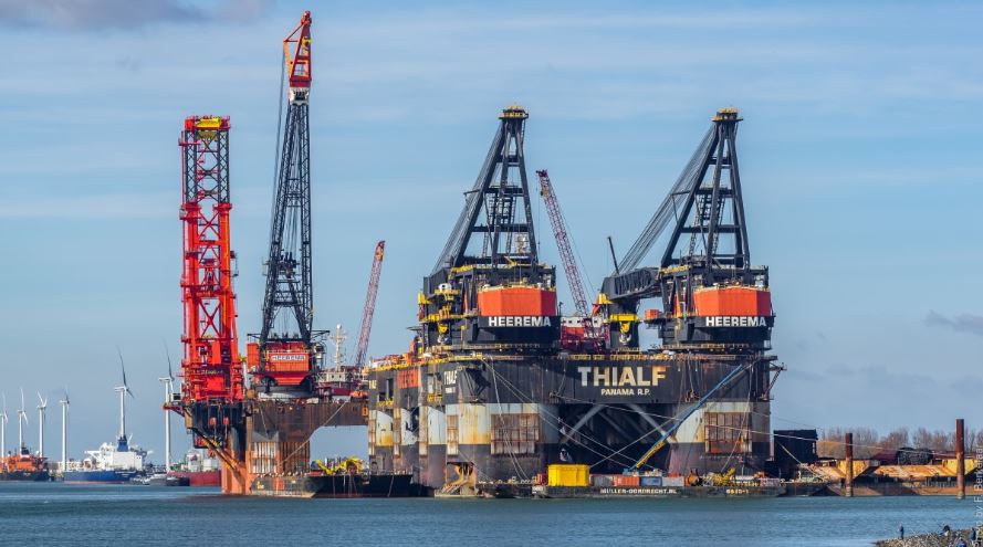 ارتفاع أسعار النفط بعد أن لمحت أوبك بتخفيضات أكثر في الإنتاج